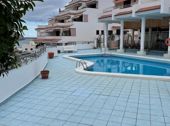 1 Bedroom With Stunning Sea View ארונה